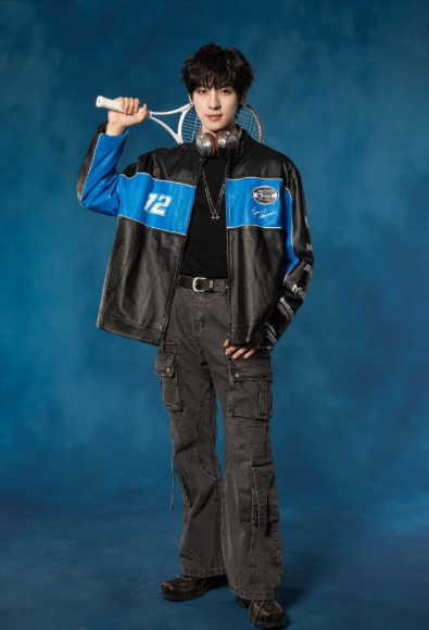  从天上飞到地上扭动，这个创意转换实在太有趣了。颜安认真模仿的模样让人看到了他敬