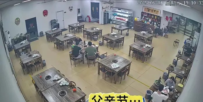 父亲节和母亲节两张图片，说明了什么问题？

父亲节饭店聚餐，
母亲节饭店聚餐
