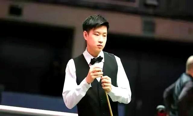 4-3斯洛克英国公开赛 赵心童险胜休吉尔 赵公子差点翻车！
赵心童在英国公开赛1
