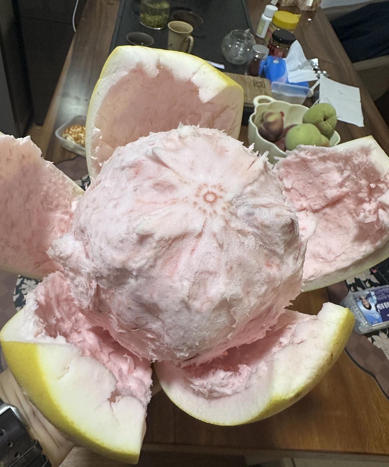 谁他丫的发明的这玩意叫“榴莲橙”的？
俺家太子给我送来的，我瞎了吧唧的光看到外包
