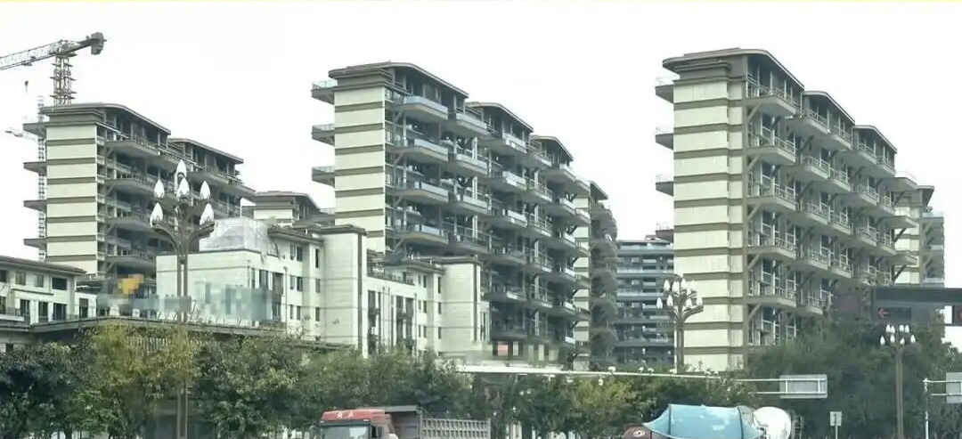 这种超大阳台房，都是谁在住啊