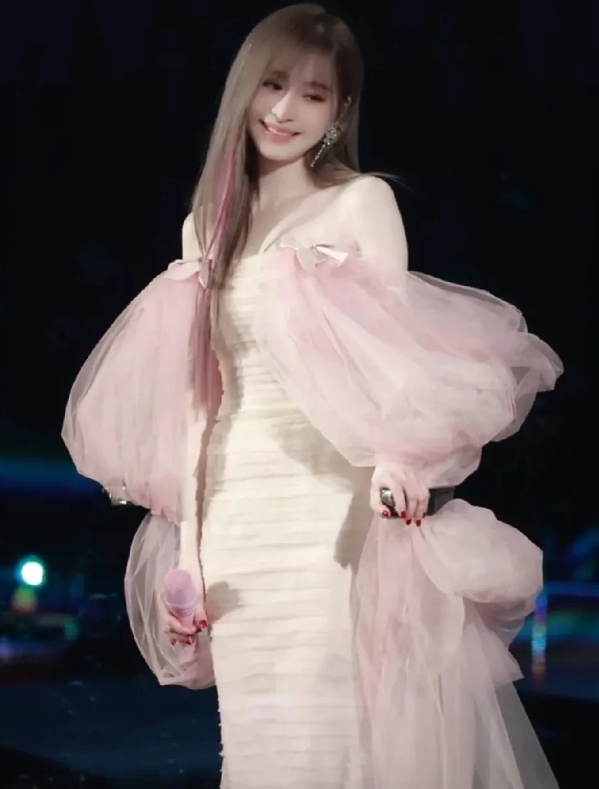 王心凌的着装从不会让女性失望，蔡依林的着装从不会让男性失望。粉色的妆造真的好美呀