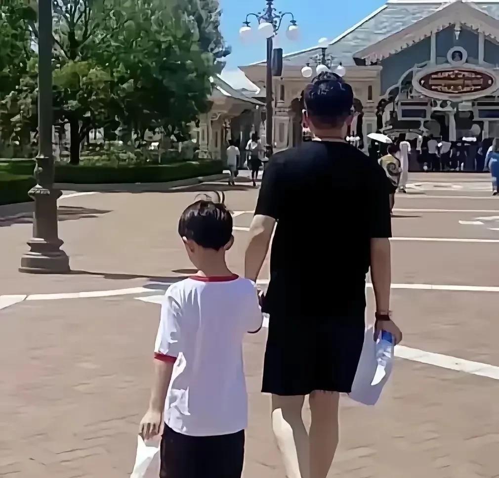 汪小菲和马筱梅俩口子
带俩娃真是玩疯的节奏
大家都看到了么
这两天汪小菲俩口子