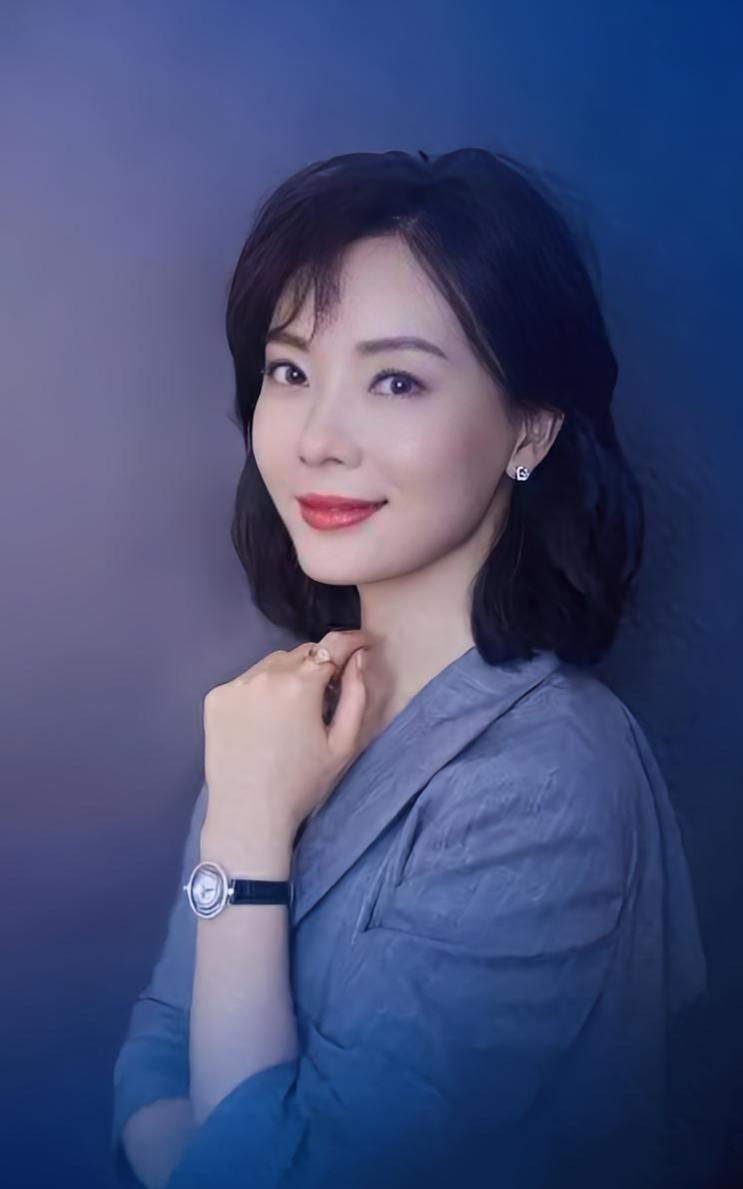 陈数，1977年3月9日出生于湖北黄石，原名陈澍 。毕业于中央戏剧学院，中国国家