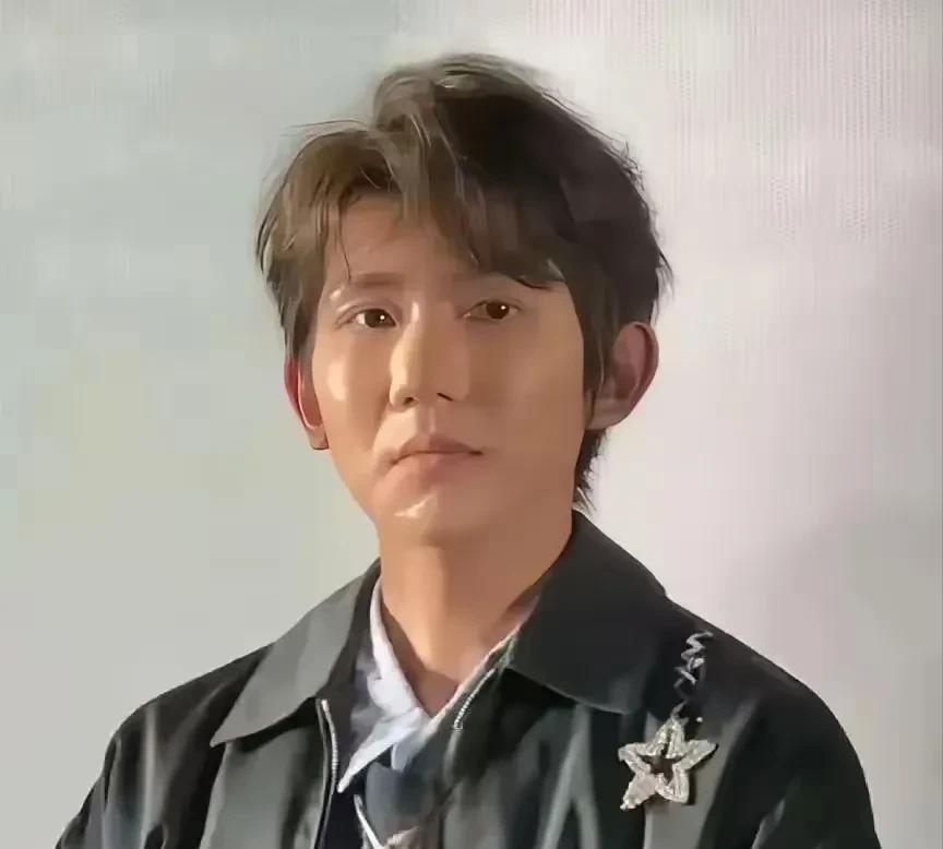 唱歌跑调还爱抽烟，现在人也不好看。
你看那些被资本捧出来的天才：舞台上靠修音当天