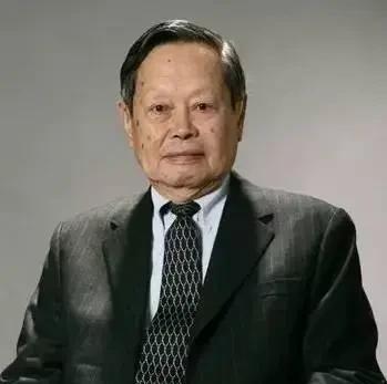 不知道明天先生的遗体告别式能有多高规格，不知道能否达到2009年钱老的规格，如果