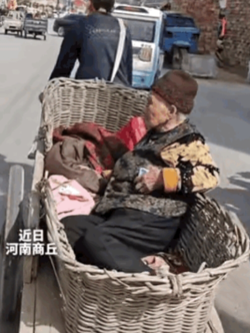 全网最幸福的妈妈

今天在网上看到一个视频，太感人了！这是一位幸福的妈妈，孝敬的