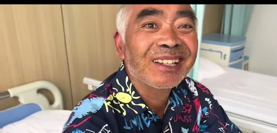 关注“爱笑老四叔”的视频号将近两年了。这是一位家庭条件欠佳的中年男子，为了家庭，