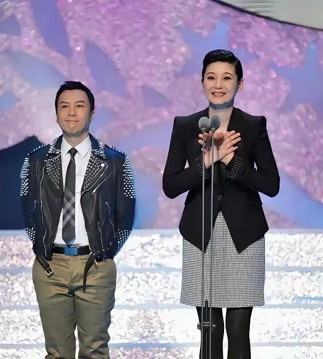 甄子丹是不是被坑了？主持人站在台子上，然后甄子丹踩坑里，才有这样的落差，才有了这