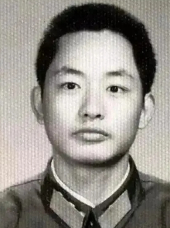1984年，我军一位排长正在山上执行巡逻任务。突然，三名身着我军制服的士兵迎面而