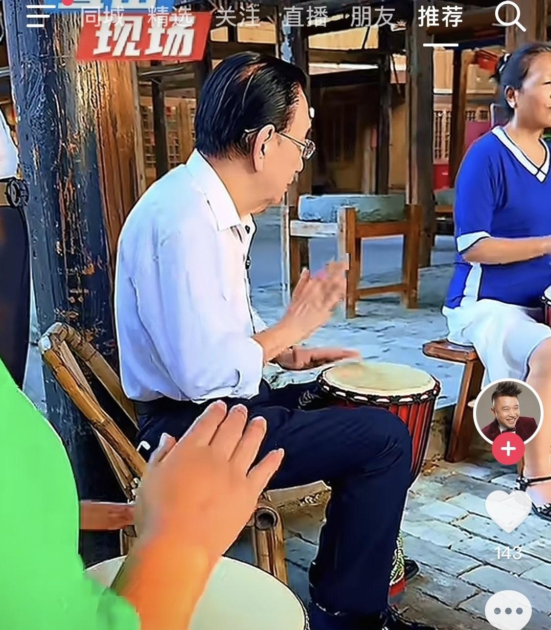 侯耀华没去天津送别杨少华，去了贵州。
他问当地的张总，咱们下一个景点是哪儿？张总