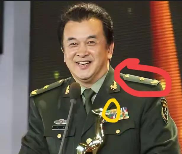 两个问题没有看懂！
一是军改前八一电影制片厂厂长黄宏少将，其等级资历章是5排，最