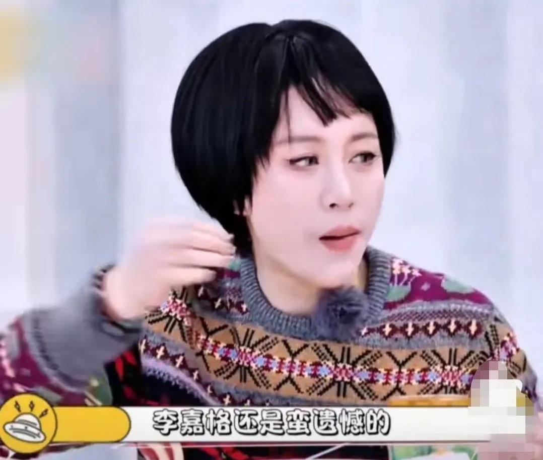 李嘉格说：“我想考电影学院来着，可惜身高不够啊。”
黄圣依好奇的问李嘉格：“你有
