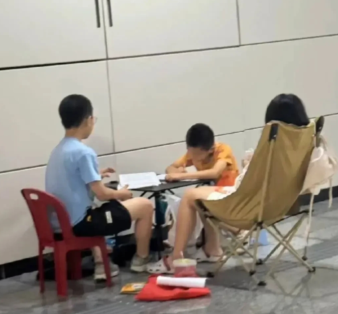 重庆地铁站里面的一幕，不得不说，真是便民啊。[笑着哭][笑着哭][笑着哭]