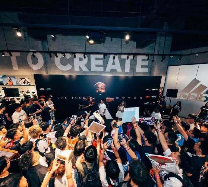 哈登所到之处，无不是人山人海，这是任何一个现役NBA球星在中国都享受不到的待遇。