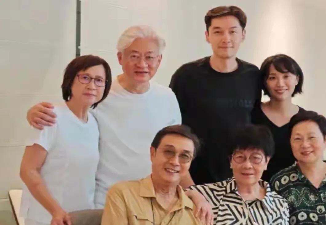 胡歌近日被拍到携家人现身安徽九华山还愿，据说此行是为庆祝妻子黄曦宁顺利诞下二胎儿