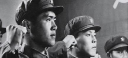 1979年 ，一位老人为了证明自己是老红军，不顾危险在北京拦下一辆军官的车，眼看