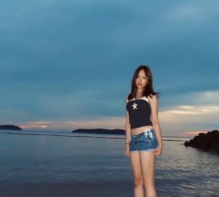 吴尊女儿neinei的大长腿好吸睛！
之前参加萌娃综艺的neinei一转眼就成了