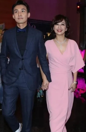  原来他们是夫妻啊！穿搭真的很般配呢。

夫妻俩演技都超级好，低调人品也好，从来