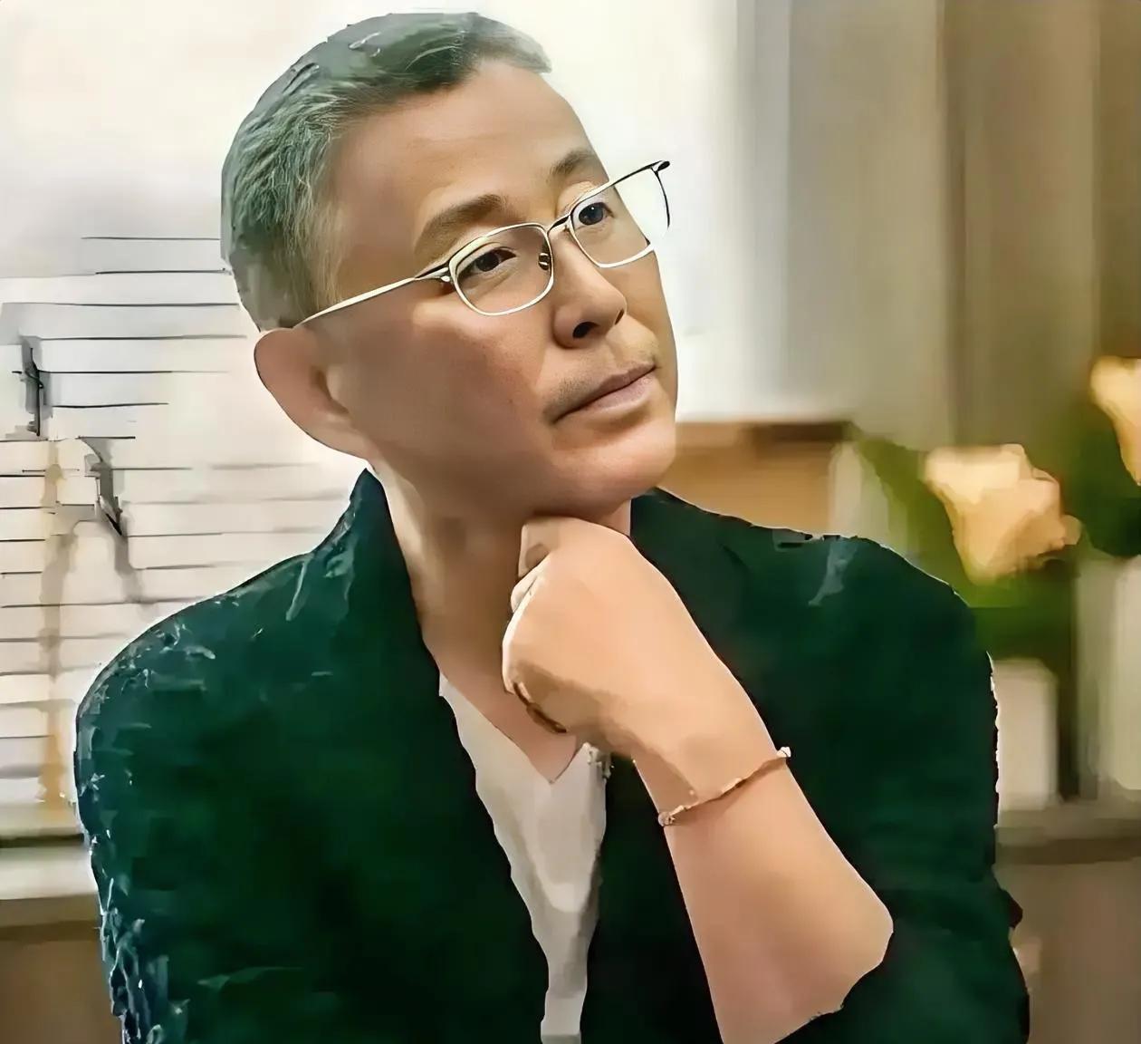 当有人骂你骚时，怎么回？高情商的回答是：大家都是自来水，你又何必装成纯净水呢？