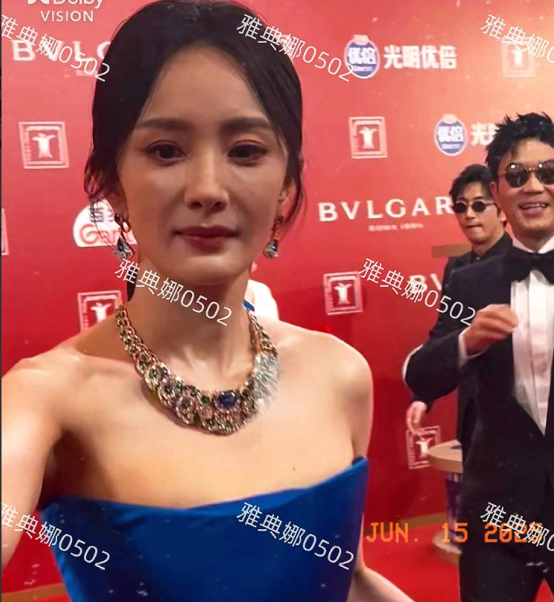 看了杨幂昨晚红毯生图状态，终于明白她为啥在芭莎派对上躲镜头了