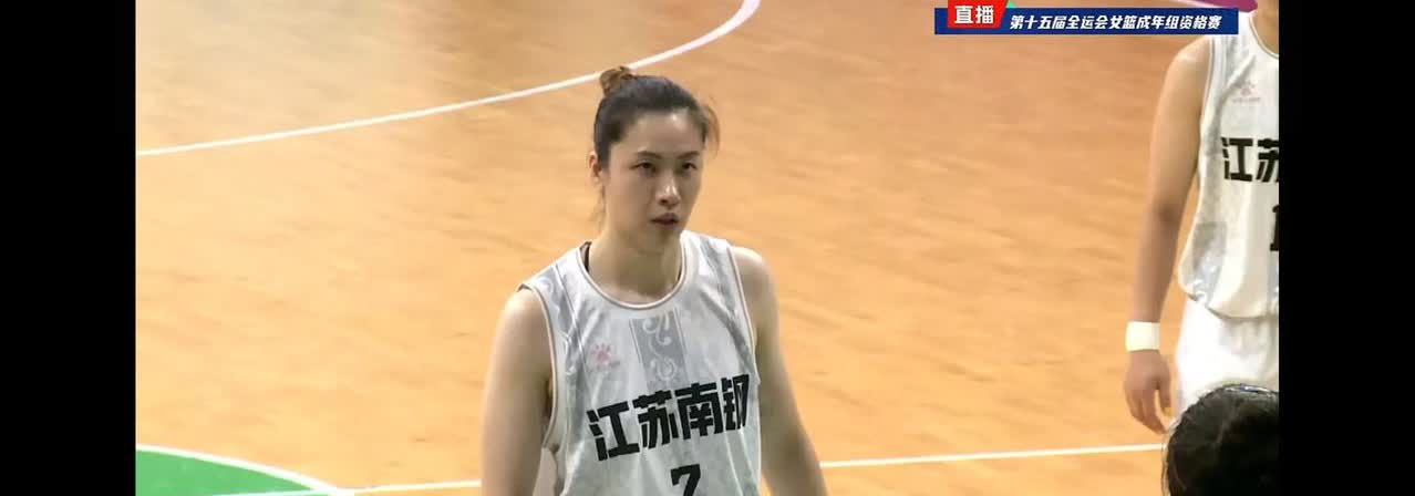 江苏女篮主教练兼主力队员陈晓佳，又上场打球了，指导队员不如自己执行，真是又美又能