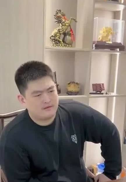 赵本山的儿子真的没有妹妹球球有正事，球球遇到合适的小陈就结婚了，过得很幸福。
