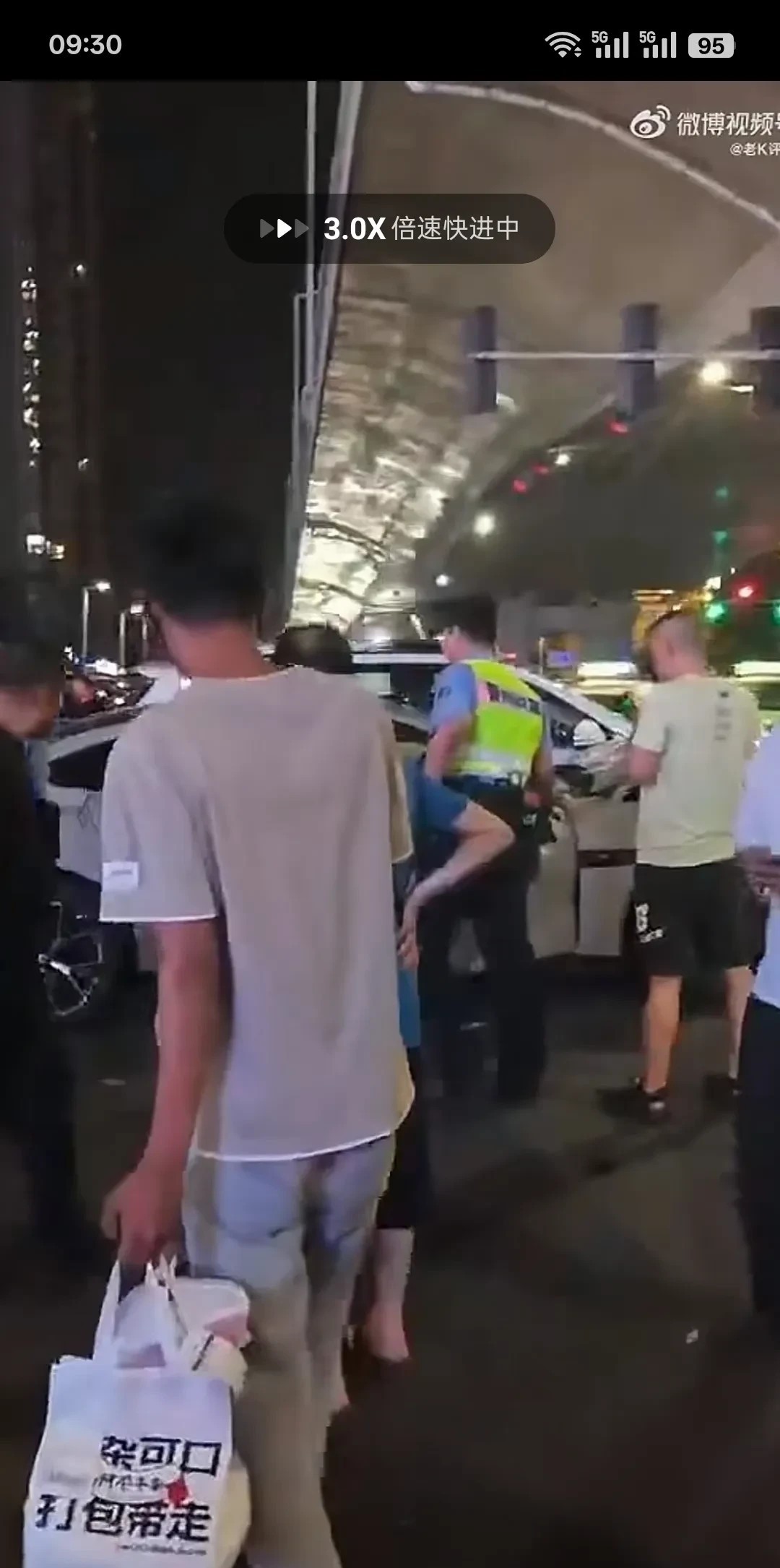 昨天晚上，郑州陇海西路和探十里附近，一辆小米汽车撞倒了多个电动车，并撞毁一辆车。