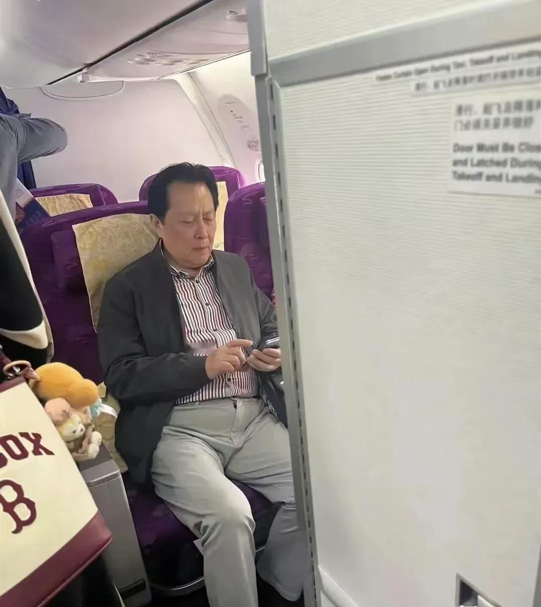 唐国强坐飞机时被偶遇！ 一个人拿着部折叠手机在玩，衬衣和裤子成了亮点！这身材管理