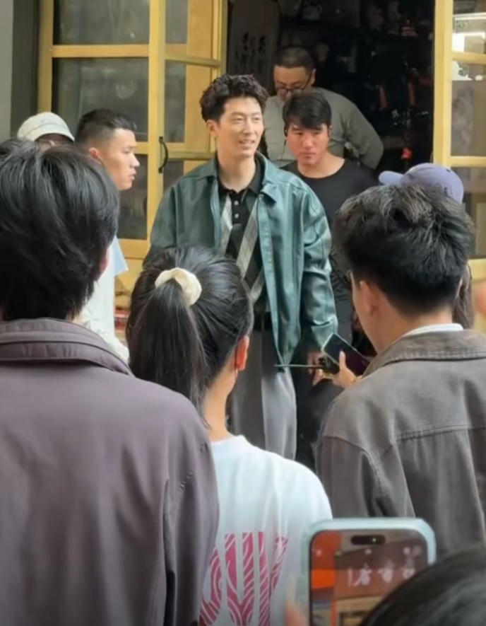 36岁窦骁陕西拍戏，182cm的身高在人群中很醒目，只是结婚2年资源明显下滑……