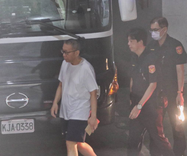 柯文哲今天同意交保，刚刚已去掉手铐等戒具抵达北院，未来需佩戴电子脚镣。柯上次出来