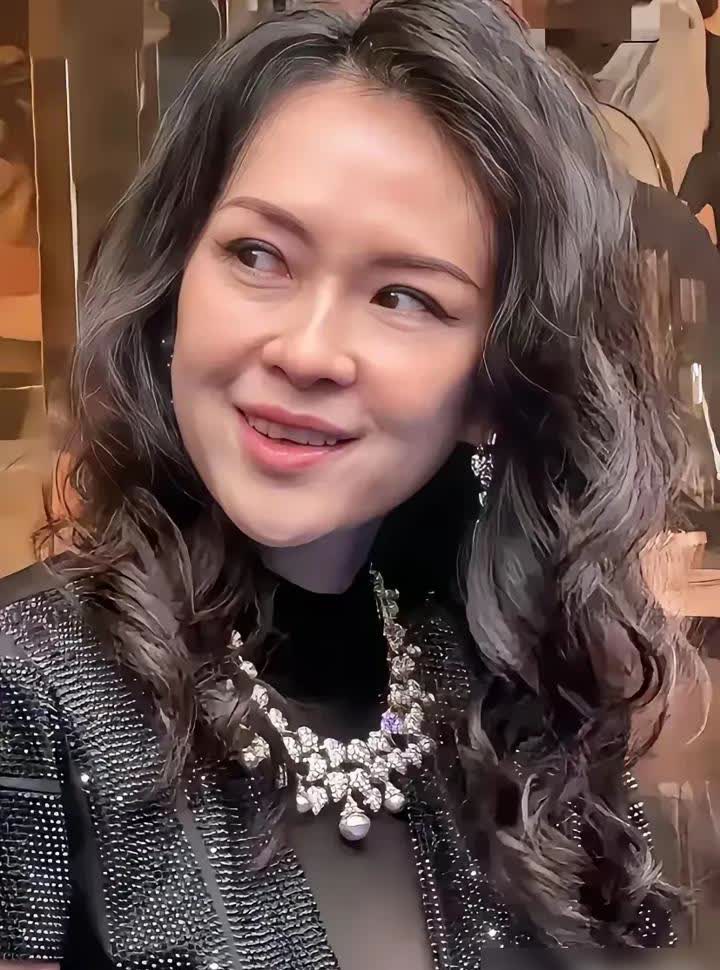 最让人伤心的事，美人都老了！

章子怡，国际章啊，竟然跑到成都去剪彩了！
