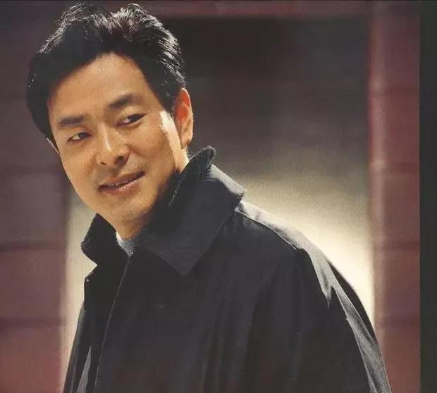 年轻的时候，他可是堪比胡歌一样男神的存在。
这位1953年出生于内地男演员，以其