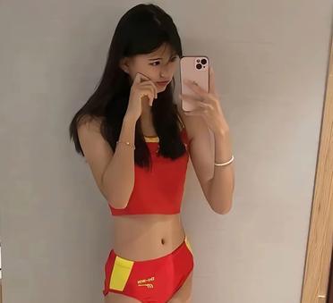 中国田径届又一个颜值美女横空出世了！
她就是黑龙江的17岁女孩徐楠。
她从事的项