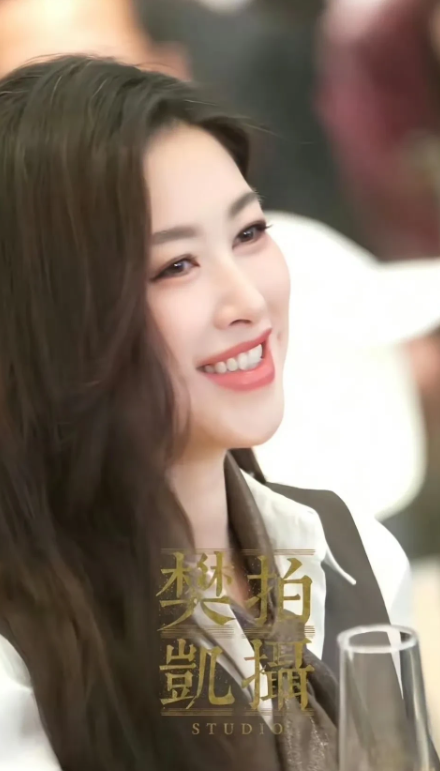 50岁的朱珠有白发了，岁月痕迹明显，这事儿引发不少热议。有人感慨“岁月不败美人”