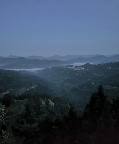 清晨，踏入这幅绝美的山水长卷。远处山峦在幽蓝天色下轮廓隐约，如墨色渲染的写意画。