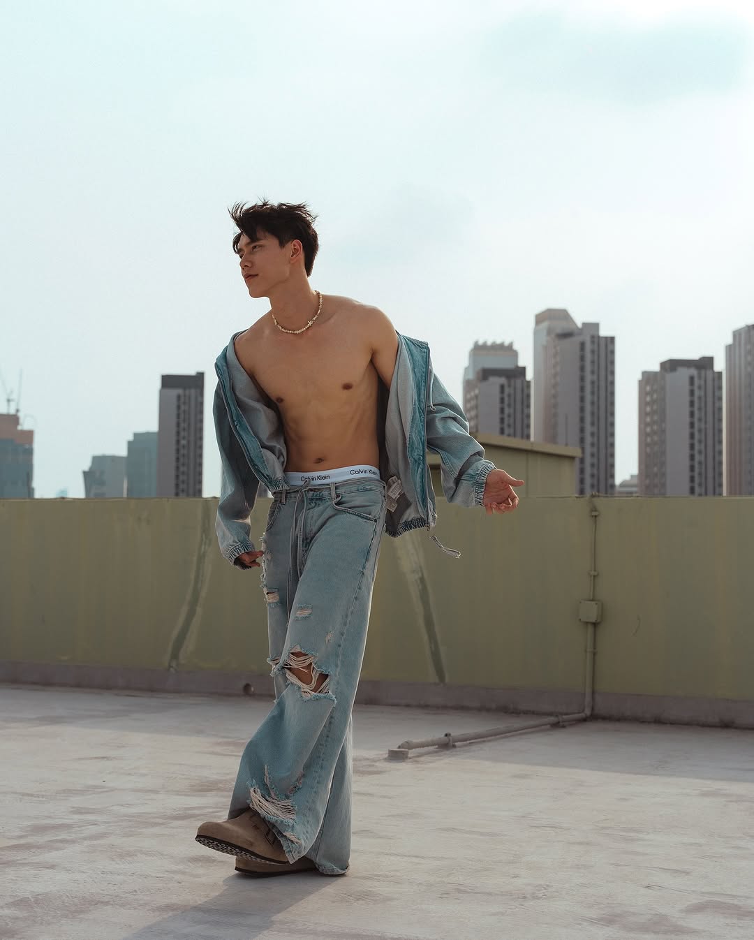 明星玩滑板，就是养眼~
当颜值和身材在线的泰国新生代男演员一出场，即便是蜜汁角度