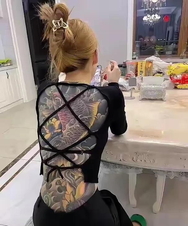 纹身的不一是坏人，但好人一定不纹身！
传统观念里，纹身常和不良形象联系在一起。虽