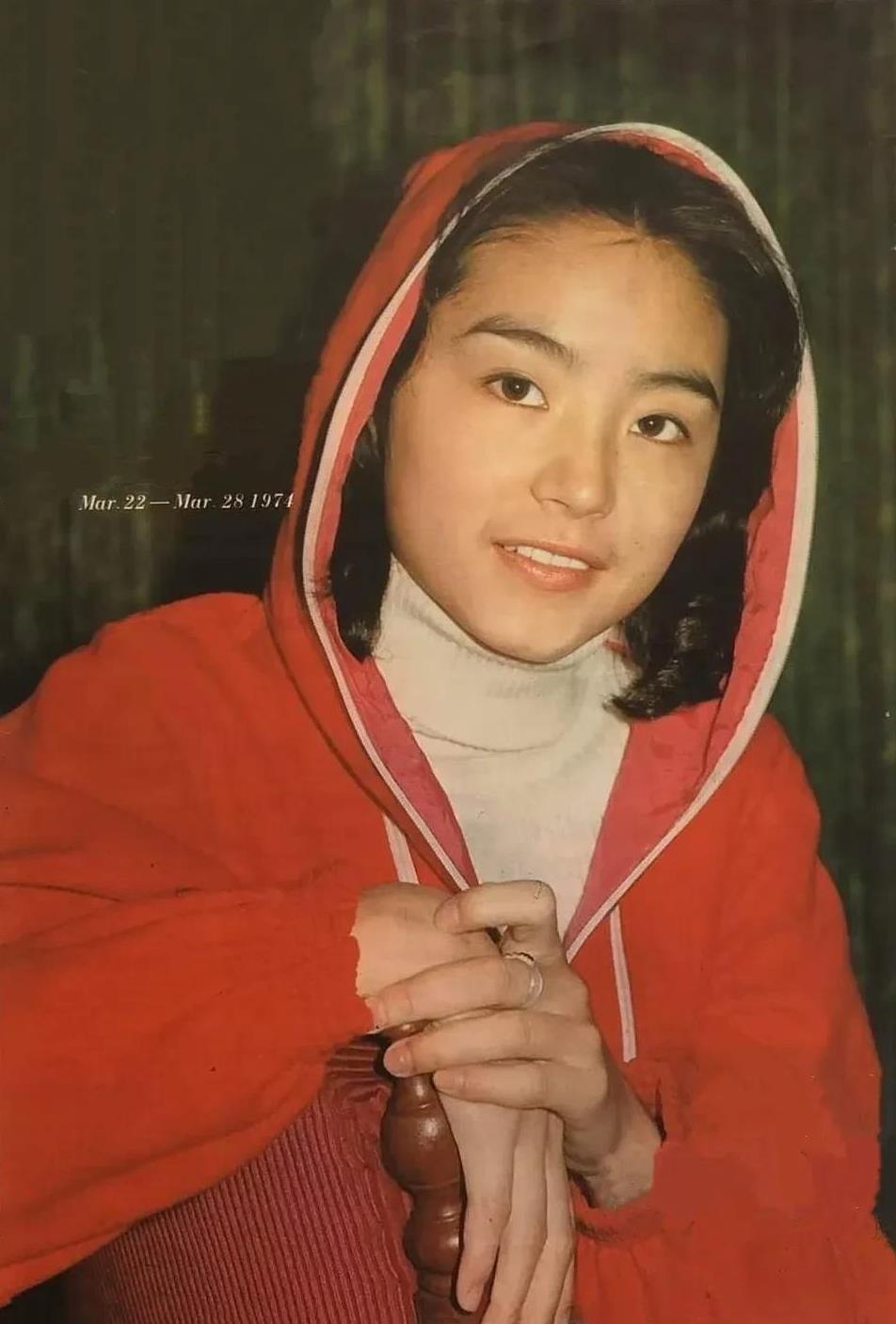 1974年3月份的林青霞，20周岁整，天然去雕饰，电影处女座《窗外》刚上映半年，