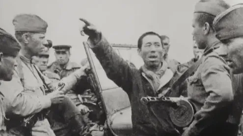 1945年8月15日，日本政府宣布无条件投降，东北的齐齐哈尔有几名日本兵，见大势