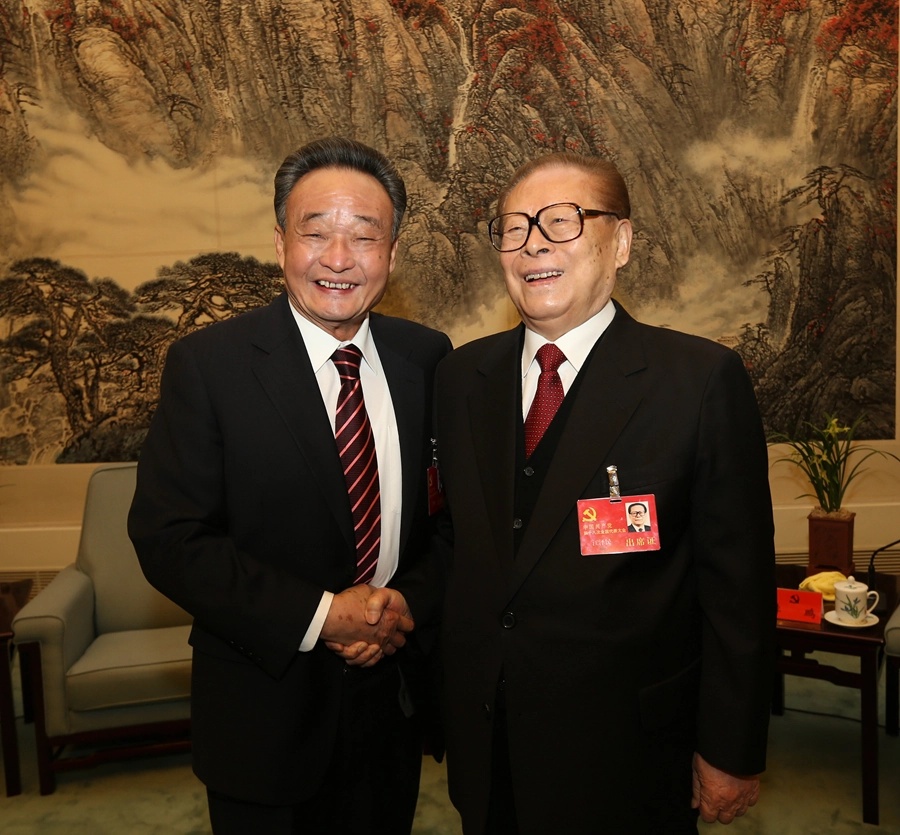这是一次非常具有纪念意义的握手。左边是吴邦国，右边是江同志。领导人一般是比较严肃