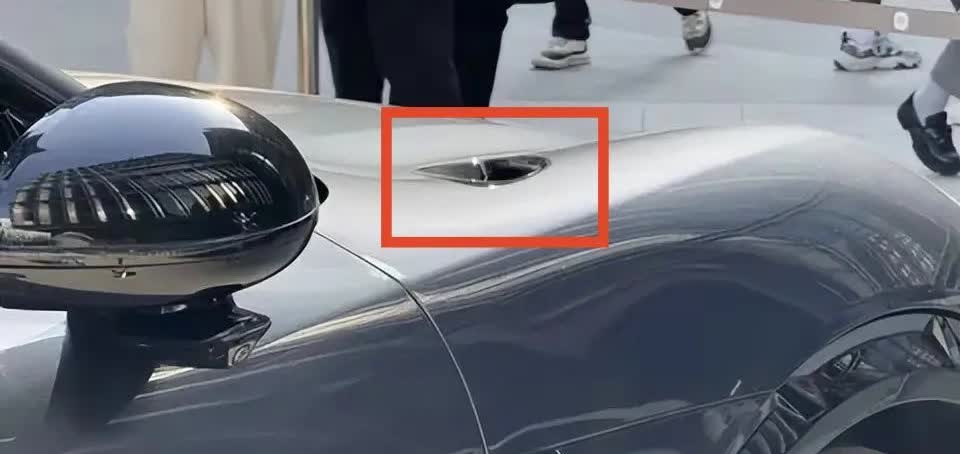 从懂车帝发布的图片来看，小米YU7前机盖上有俩小洞，这个有何用处？另外试装车的涂