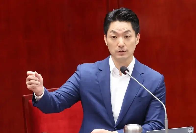 蒋万安：郑丽文应祭拜捍卫台湾的人
蒋介石当年抛弃了中山先生的天下为公，结果丢了江