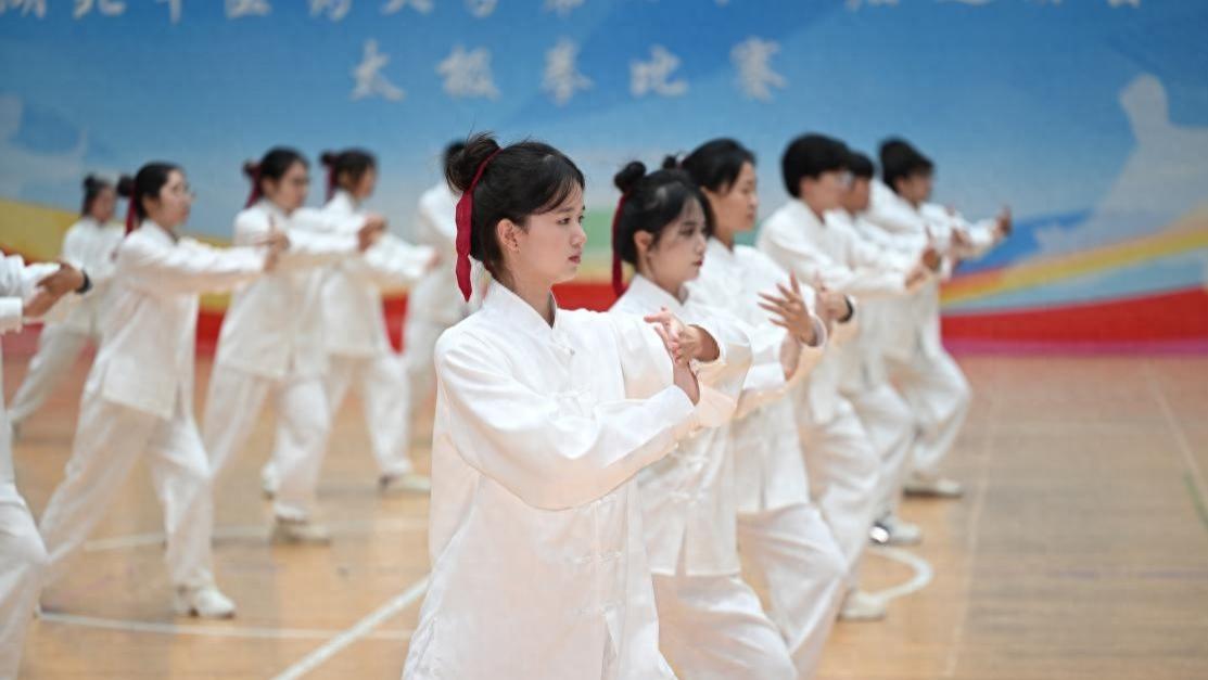 湖北中医药大学兴起“太极热”4000大学生晨练打太极成亮丽风景线