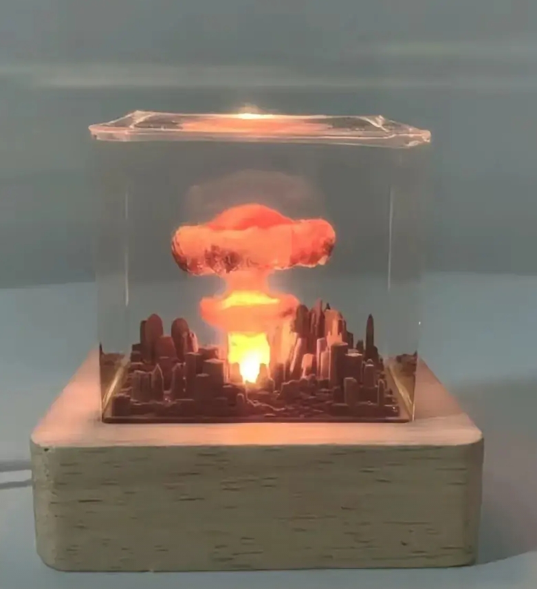 中国制作售卖“广岛原子弹爆炸”工艺品，许多日本网民感到被冒犯。它们在网络上表达了