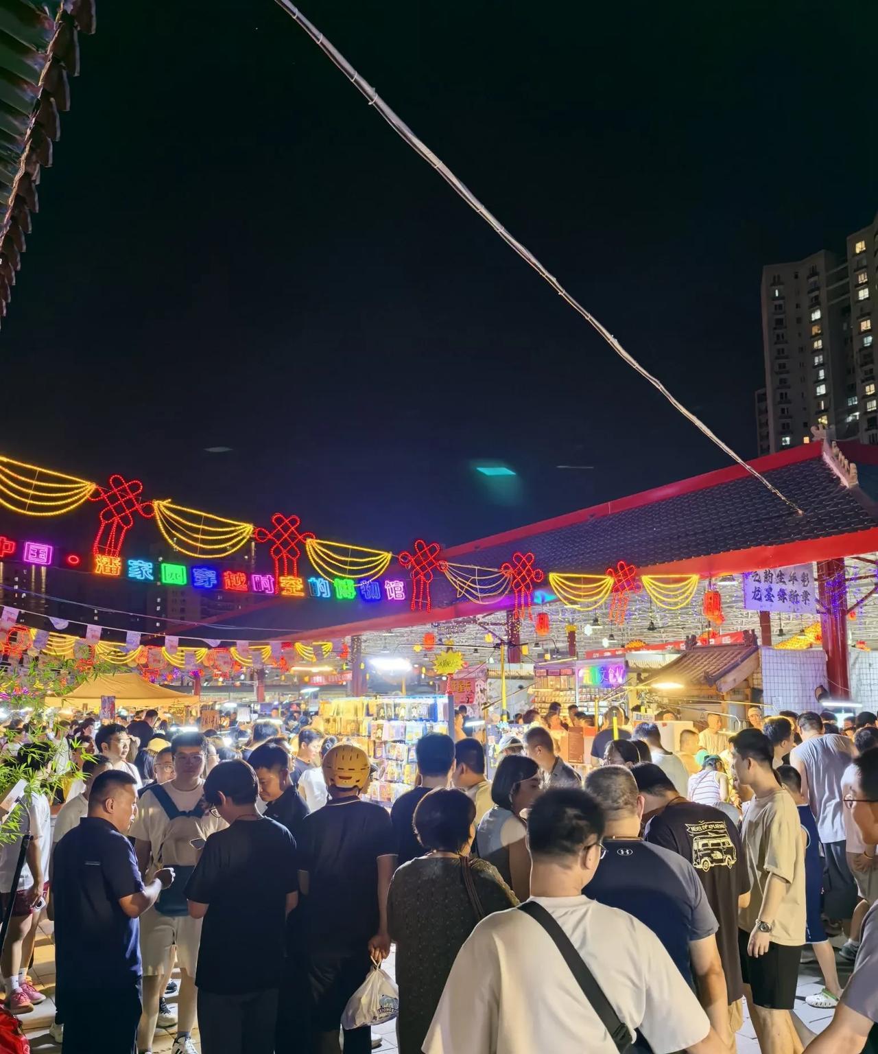 今天从故宫回到酒店，又困又累，倒头就睡，一直睡到下午五点半，休息一下舒服多了。