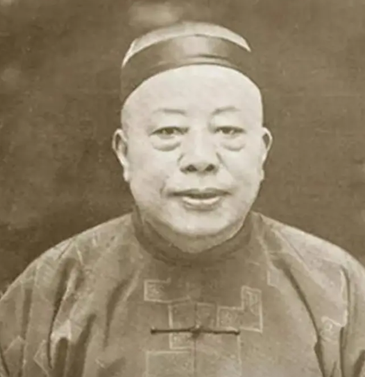 1921年，杜月笙带着30000大洋来找卢小嘉，求他放了黄金荣，但卢小嘉却说道：