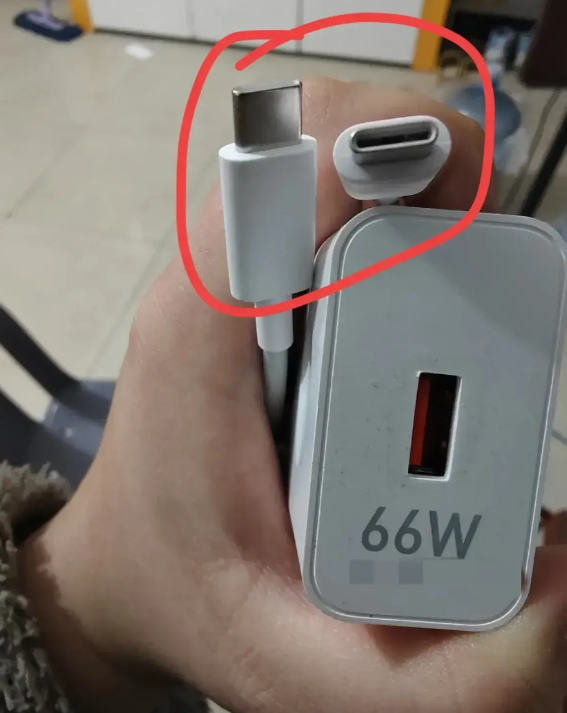 河南，一名男子的手机充电线坏了，于是就到实体店买了一根。在买的时候，男子没有太仔
