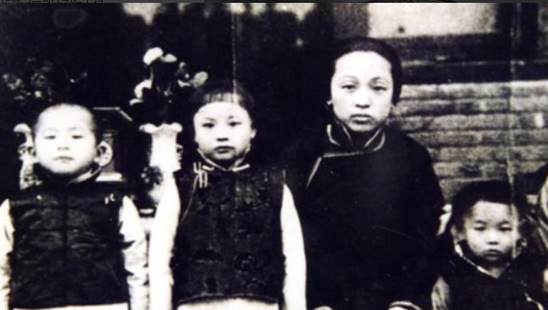 张作霖欠了赌债，被人扒了上衣绑在树上打，一时之间十分狼狈。路过的地主赵占元却认为