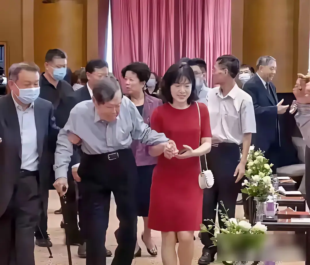 百岁院士拄拐现身，比他小54岁的夫人值得我们尊重